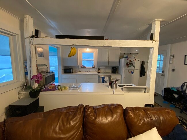 Kitchen with washing machine - 30 Klondike Rd