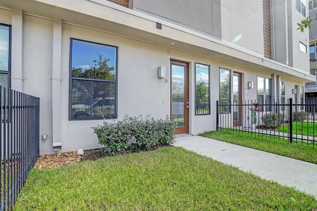 Photo - 2401 Crawford St