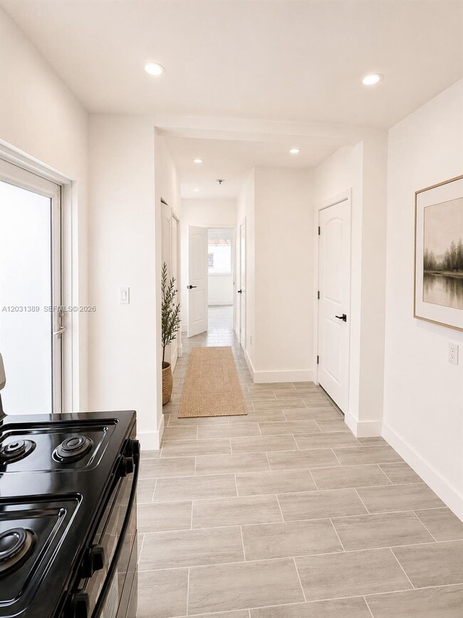 Photo - 7735 Byron Ave Unidad 2