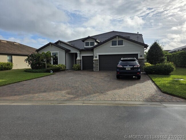 Building Photo - 527 SE Vallarta Dr