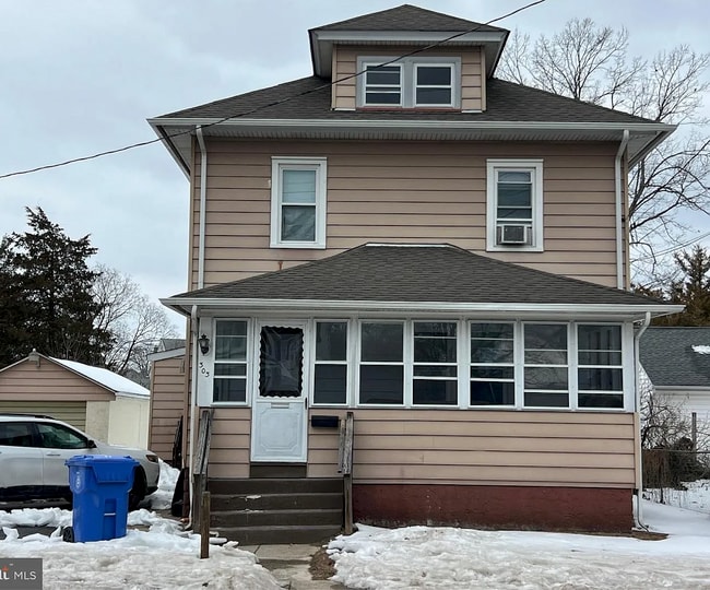 Front - 303 Ellis St