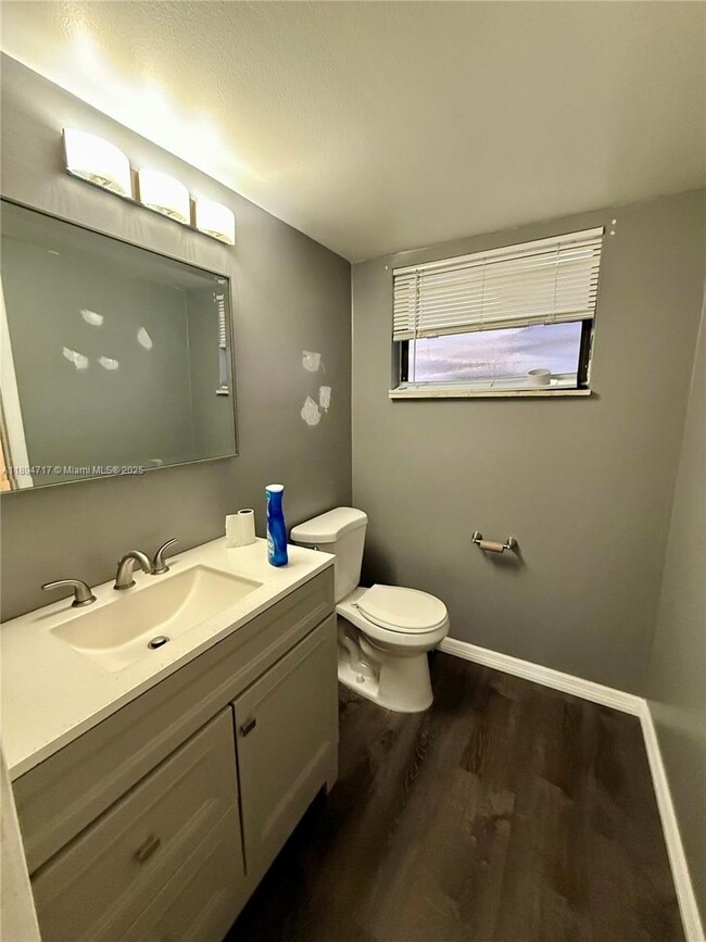 Photo - 8101 Byron Ave Unidad 305