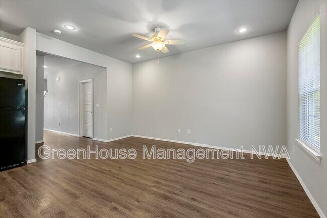 Photo - 818 Baker St NW