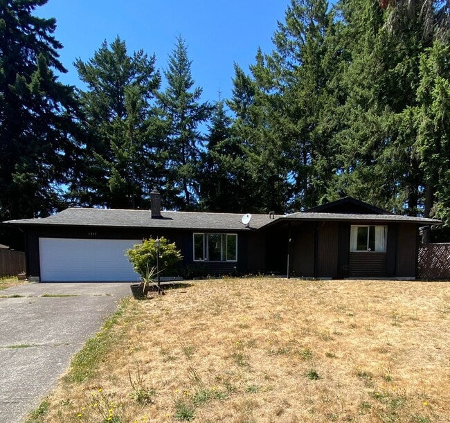 Building Photo - 3 Bed Room 1.75 Bath , New Floor Covering , New Interior Paint
