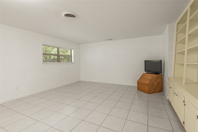 Photo - 604 Hayman St