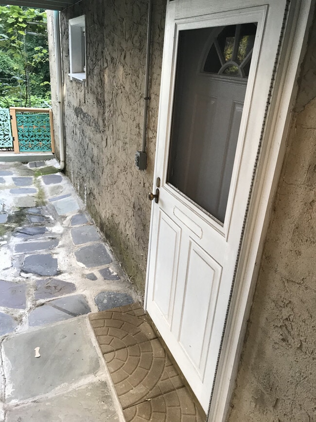 Entrada - 63 Hancock Ave Unidad Ground