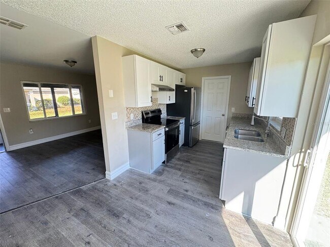 Photo - 504 Blackbird Ln