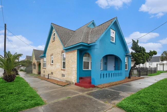 Photo - 1028 Ave M 1/2 House