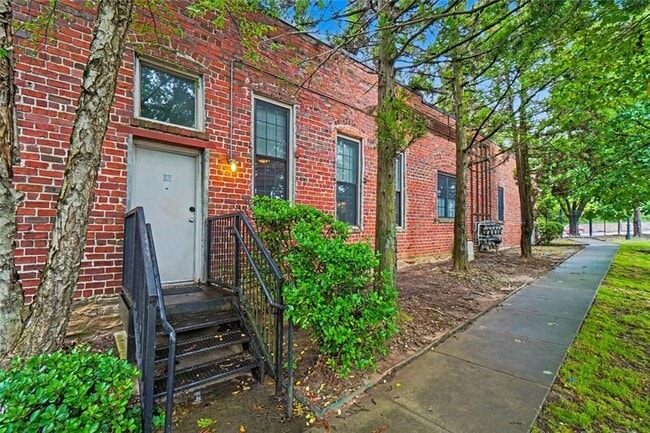 Building Photo - 644 Wells St SW Unit 2A
