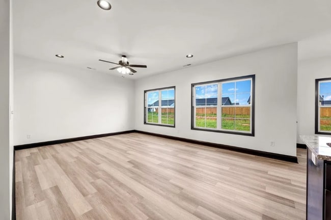 Photo - 506 Victoria Wy