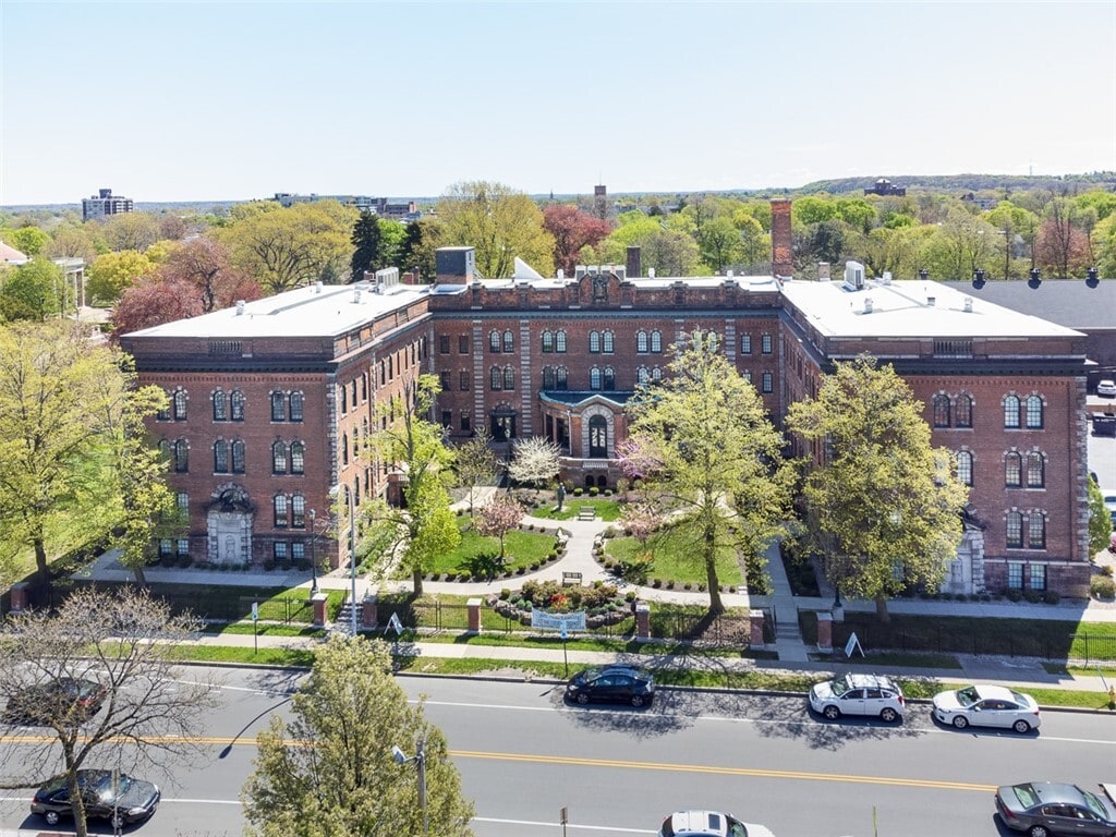 Photo - 300 Alexander St