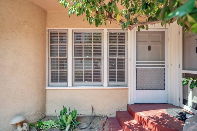 Photo - Lagre unit steps to the triangle! Unit B