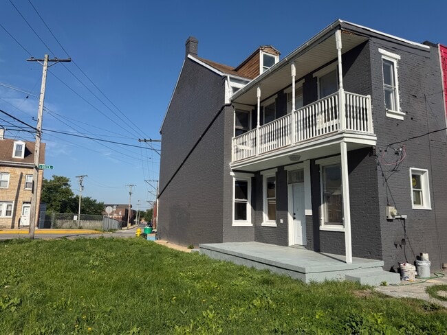 Photo - 563 S Queen St