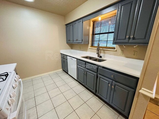 Photo - 828 Haverford Ln