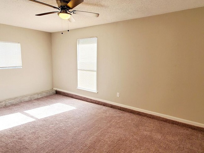 Bonus room/4th possible BR with new flooring, paint, and ceiling fan! - 1300 Bay Hill Blvd. Casa Unidad A