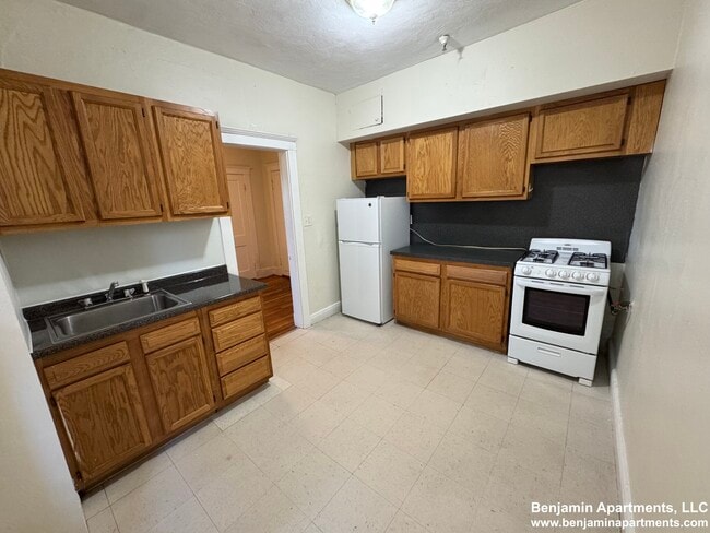 Building Photo - 1630 Commonwealth Ave Rental