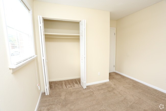 1BR, 1BA - 800 SF