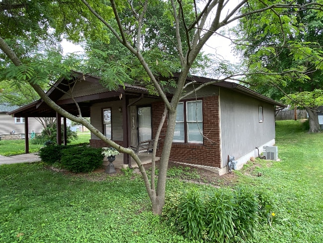 Photo - 220 W Corbin St