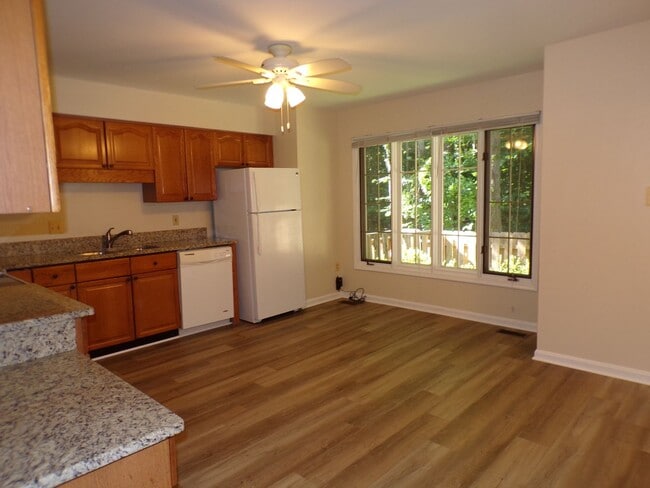Photo - Three Bedroom Townhouse Conveniently Located In Springfield
