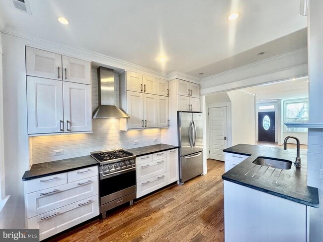 Photo - 769 Kenyon St NW