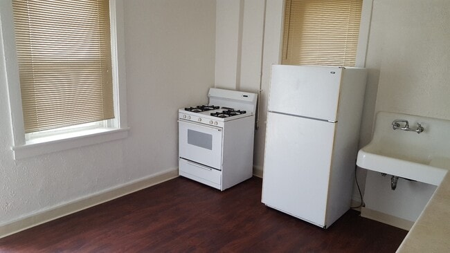 Building Photo - 2118 Bedford Ave Unit Rear Rental