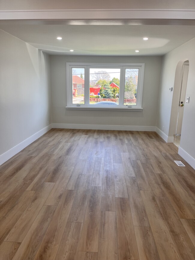 Photo - 206 Wilson Rd S