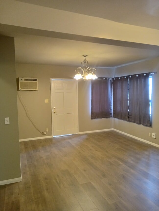 Photo - 11619 Archwood St Unidad 11619