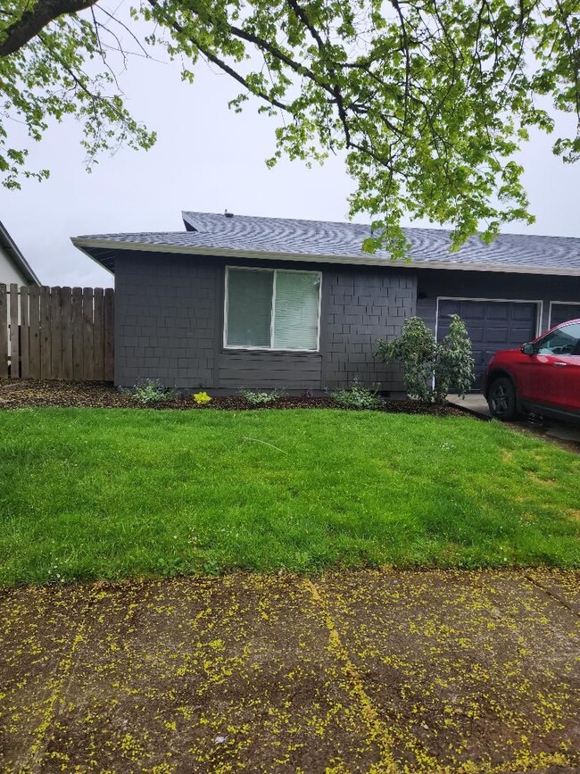 Building Photo - 2-bedroom 1 bath Duplex