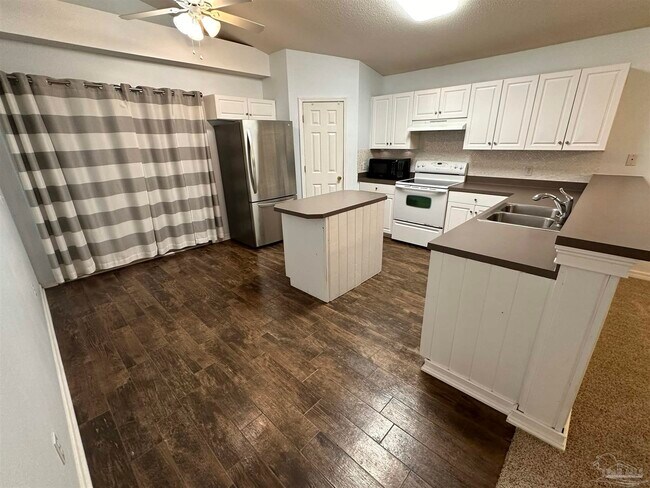 317 Mizzen Ln