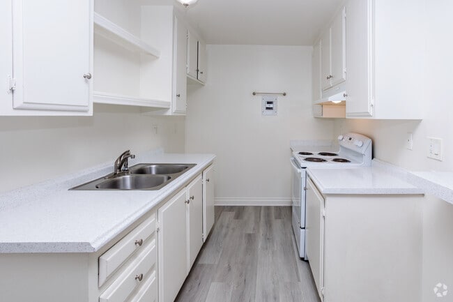 1BR, 1BA - 662SF - Kitchen
