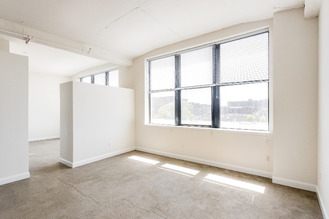 Photo - 4600 Woodward Ave Unidad 208