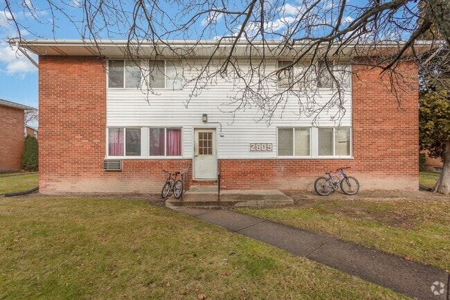 Building Photo - Available now! Fully renovated 2 bedroom, ... Unit 2 Rental