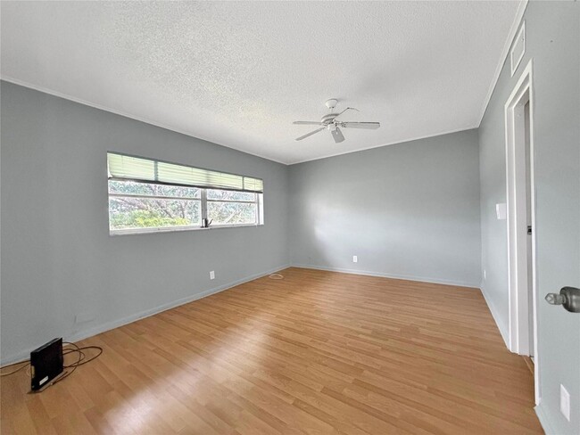 Building Photo - 1035 Country Club Dr Unit 407