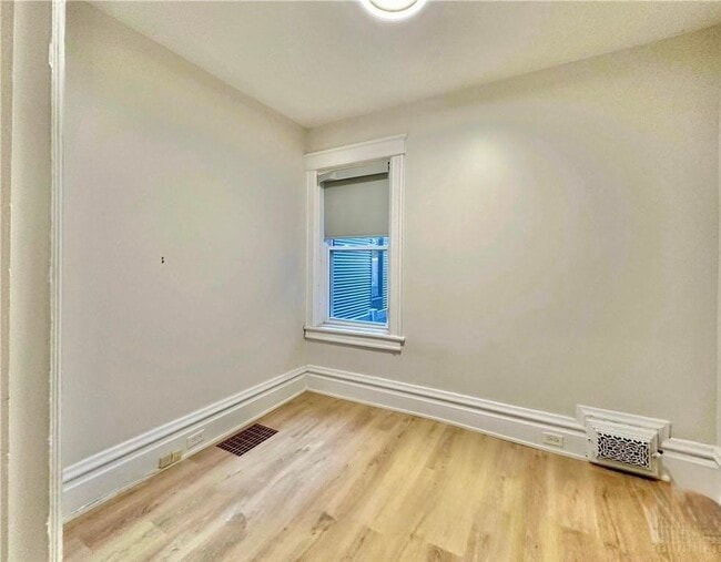 Building Photo - 162 Ivy Crescent Unit 2