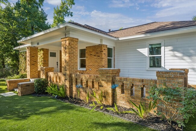 Photo - 515 E 9th St