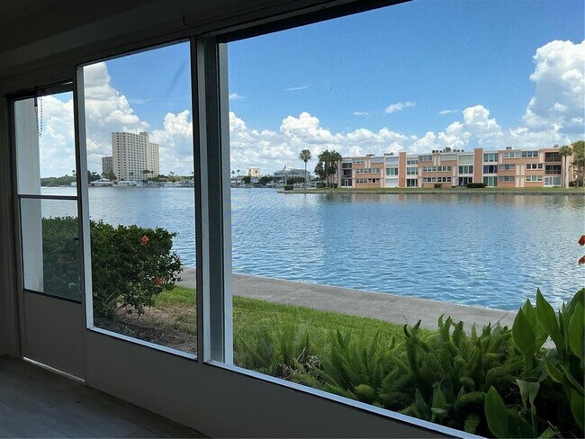 7645 Sun Island Dr S Unidad 101
