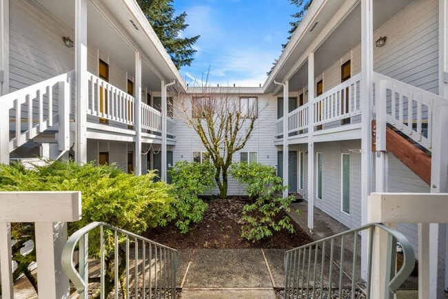 Building Photo - 1461 Rainier Court Unit 1