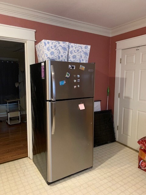 Cocina con vista al dormitorio sur. Puerta del lavadero a la derecha. - 212 E Vermilya Ave