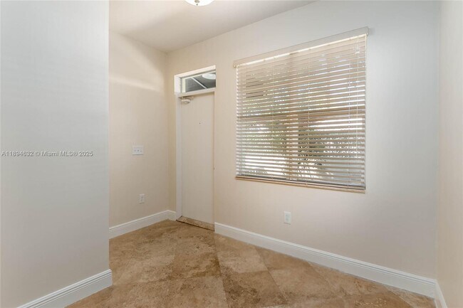 Photo - 814 Lenox Ave. Unidad 2