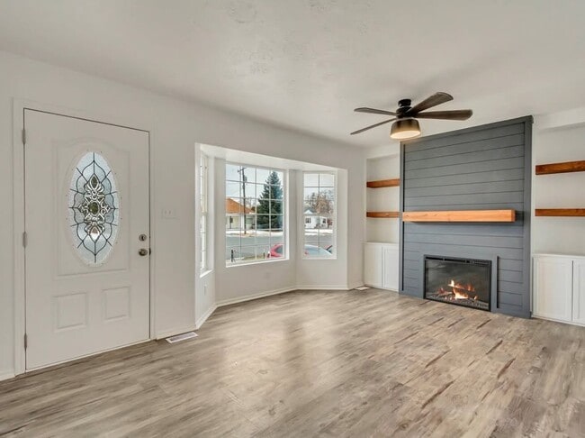 241 E Utah Ave Unit Upstairs