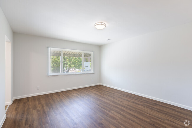 Interior Photo - Oak Grove - 450 28th St. Rental