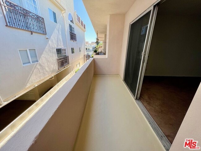 Photo - 11727 Mayfield Ave Unidad 7