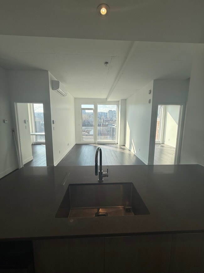 Building Photo - SE7T