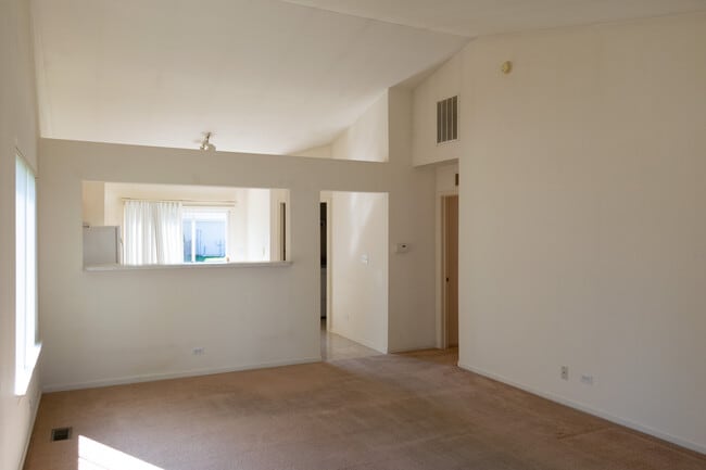 Sala de estar - 61 W Providence Ln