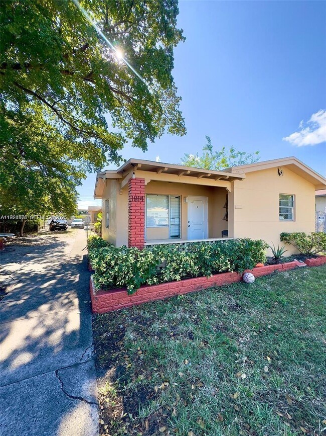 Building Photo - 1814 Washington St Unit 1-4