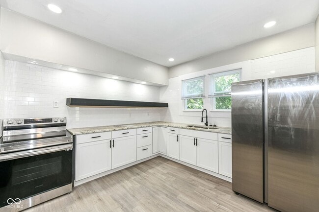 Building Photo - Three Bedroom Duplex Located Near Meridian St and 30th Street