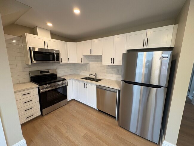 Building Photo - Fully Renovated 2 Bedroom Unit 2