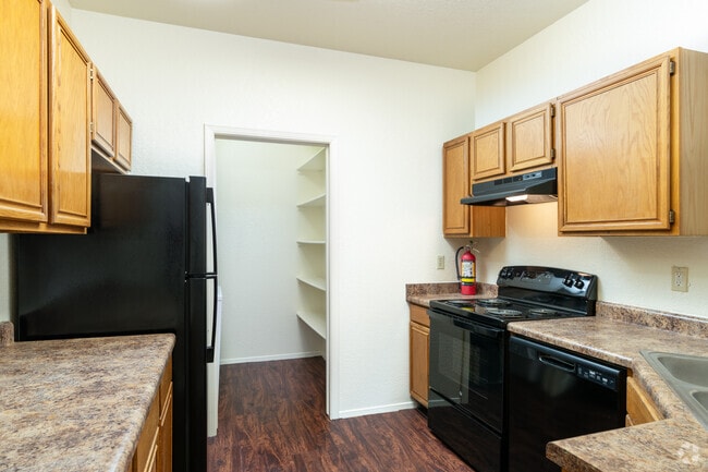 2BR, 2BA - 957SF -Kitchen