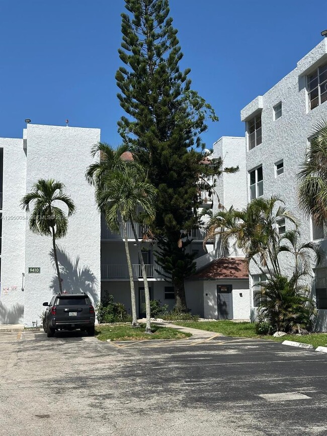 Photo - 9410 Live Oak Pl Unit 305