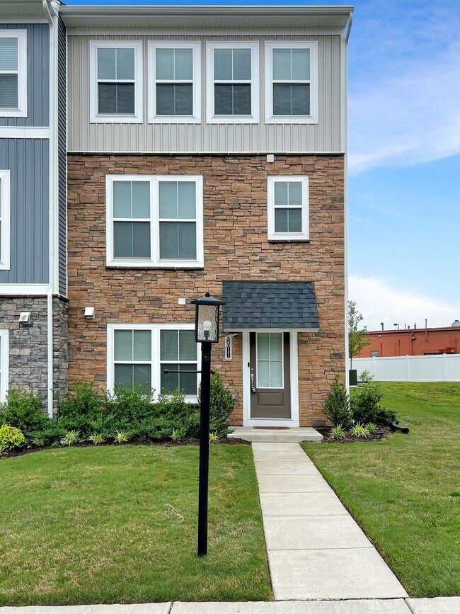 3Story Townhome with Garage in Desirable House Rental in